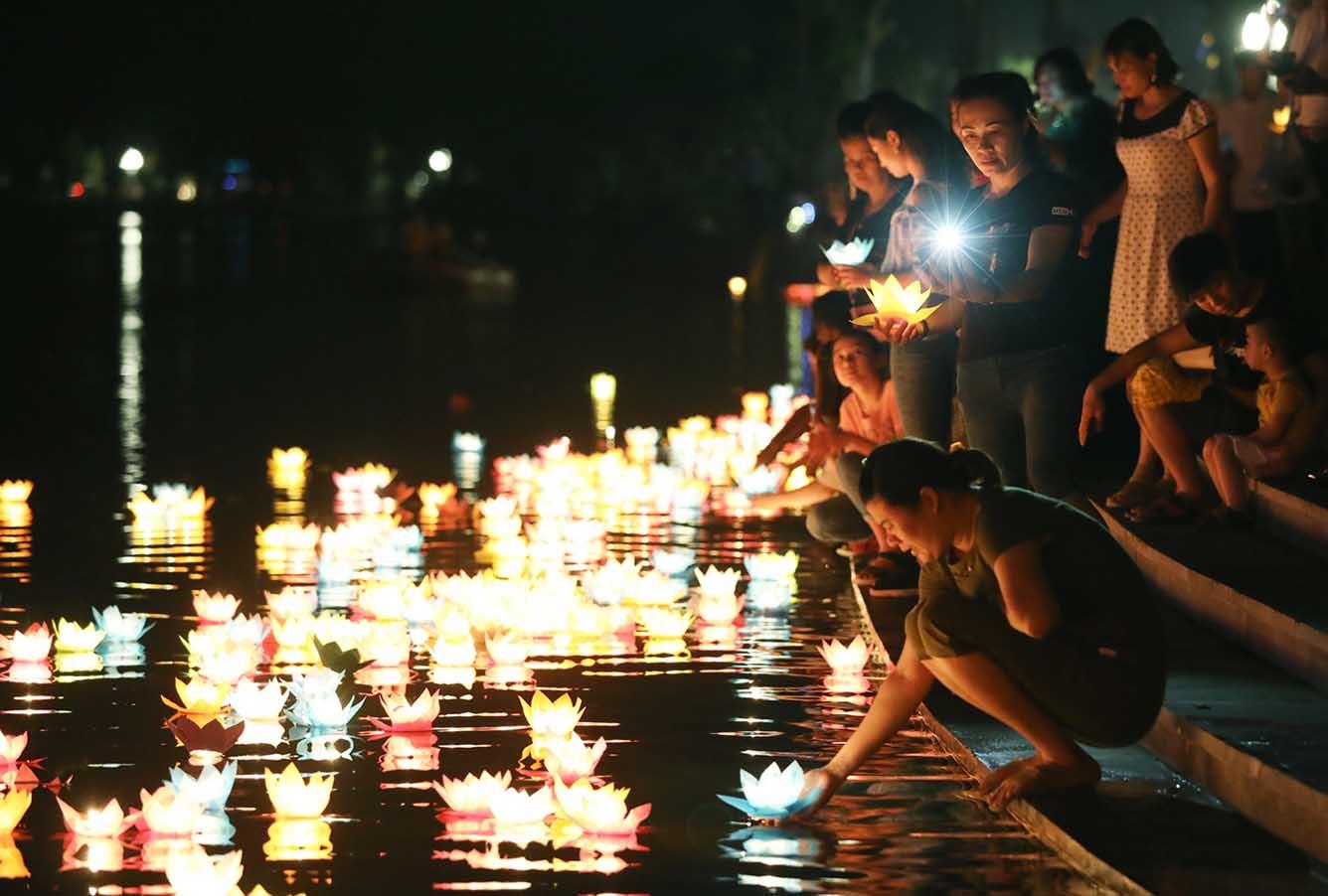 Best Spots for Releasing Lanterns in Hoi An